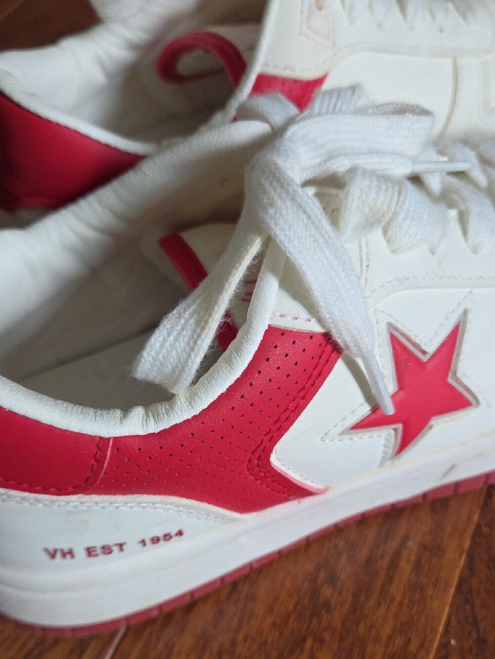 Vintage Havana White Sneakers with Red Star Accents - Picture 12 of 13